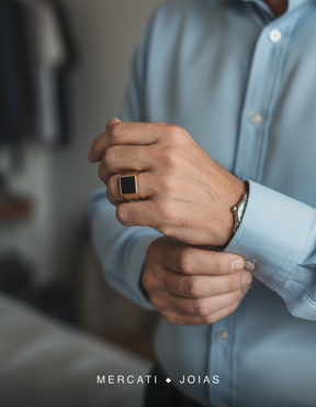 Anel Cairo Minimalista Mercati em mão masculina ajustando o punho da camisa